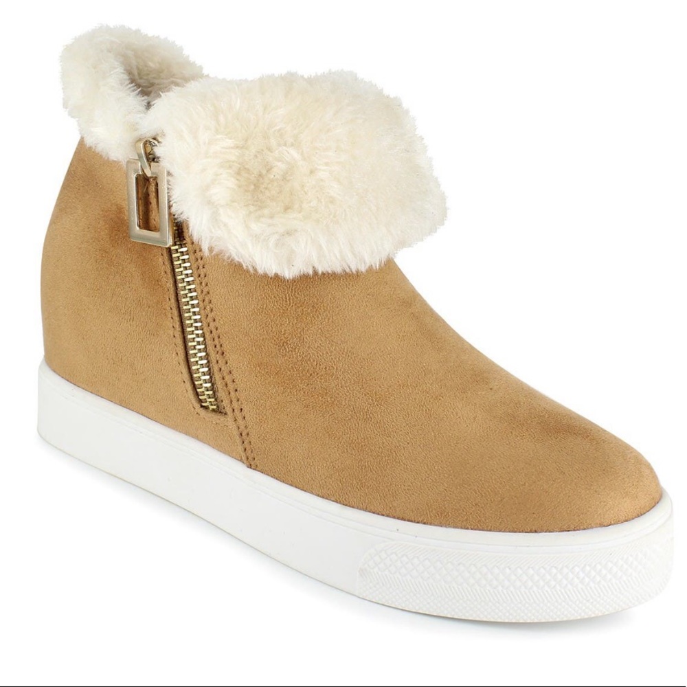 NEW! ROCK & CANDY Faux Fur & Suede Bootie Womens 8 gold accents wedge Tan Cream